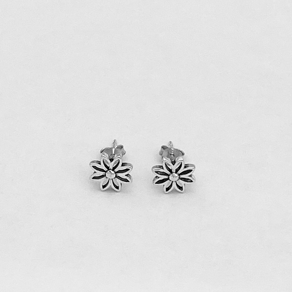 Sterling Silver Daisy Stud Earrings, Flower Earring, Daisies, Floral Earrings - Picture 4 of 9